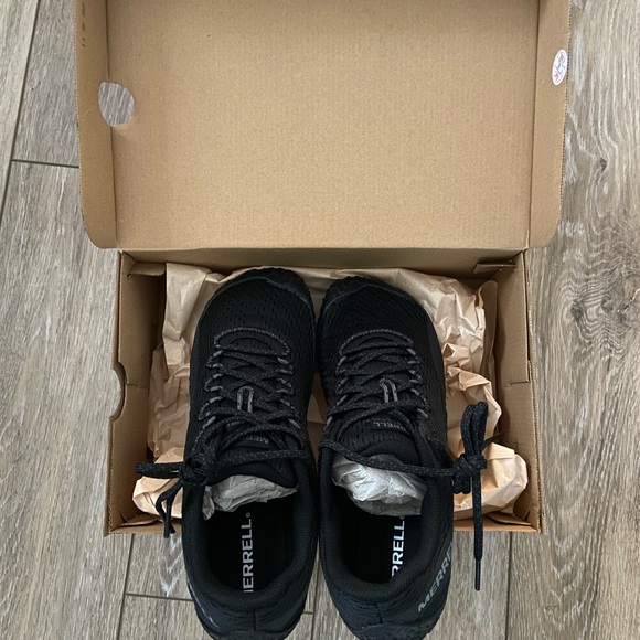 New in box- Women’s Black Merrell Vapor 6 - Picture 3 of 4